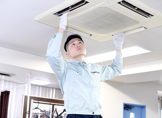 手早く丁寧なプロの作業